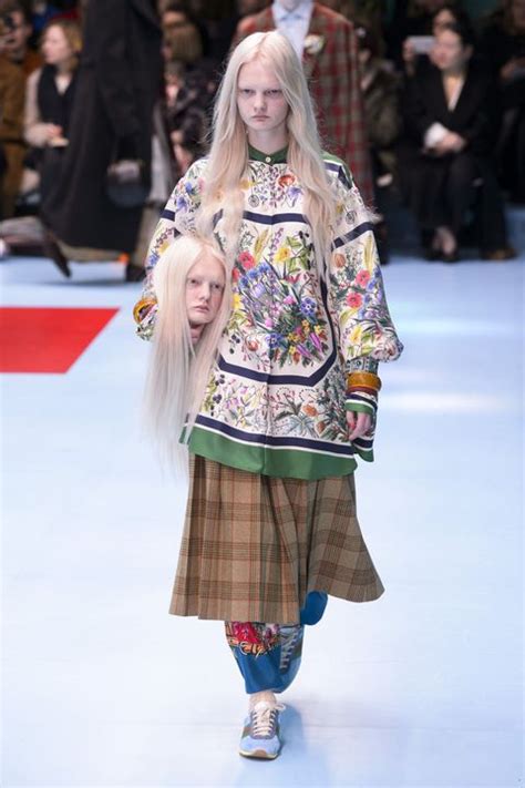 sfilata gucci 2018 con le teste|La sfilata di Gucci Autunno Inverno 2018/2019 a Milano .